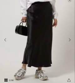 UNITED ARROWS ブラック サテン ロングスカート　ナロースカートのサムネイル