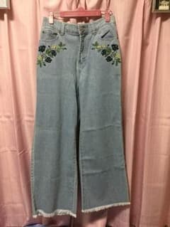 お値下げ 刺繍入りデニムワイドパンツのサムネイル