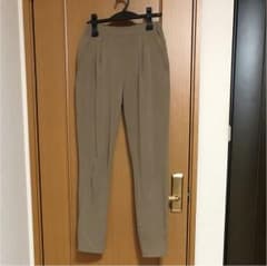 ユニクロ  タックテーパードパンツ 更に値下げしましたのサムネイル