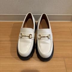 【1月21日まで】美品⭐︎GU⭐︎ホワイトローファー ゴールド金具付き/Mサイズのサムネイル