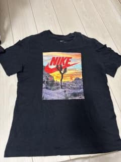 NIKE Tシャツ ブラック グラフィックのサムネイル