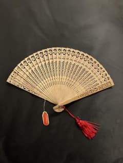 白檀扇 木製 透かし彫り 扇子 専用箱入り - メルカリ