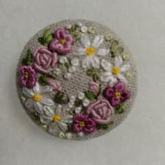 ハンドメイドくるみボタン 刺繍ブローチのサムネイル