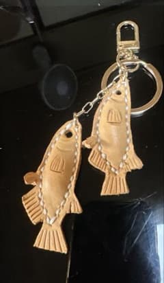 本革　メダカ　キーホルダー　ヌメ革　レザー　雄雌　ハンドメイド　ゴールドのサムネイル