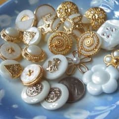 ホワイト系ボタンアソート。バラ売り不可です。のサムネイル