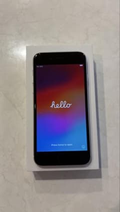【極美品】 iPhone SE 第3世代 64GBのサムネイル