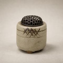 Karatsu ware, iron-painted, with lid, brazier, tea ceremony utensil, tripod, late Meiji to Taisho period, antique art piece.
