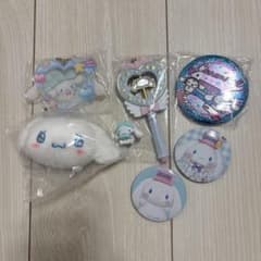 キャラクターグッズセット ぬいぐるみ バッジ　シナモロールのサムネイル