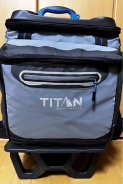 TITAN クーラーボックス　キャリー付きのサムネイル