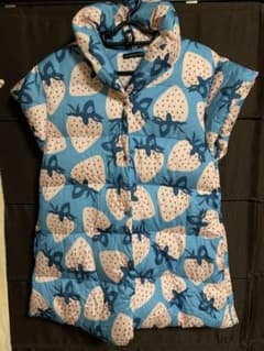未使用　アツコマタノ ダウンベスト 総柄 いちご　Atsuko Matano 未使用 アツコマタノ ダウンベスト 総柄 いちご Atsuko Matano - メルカリ