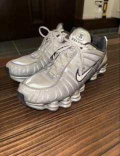 Nike Shox シルバー スニーカーのサムネイル