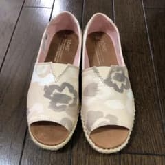 ☆TOMS オープントゥサンダル 試着のみ☆のサムネイル