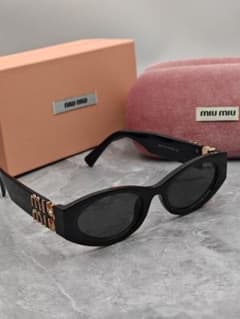 【極美品】Miu Miu グリンプス オーバル サングラス ブラック 中古美品 極美品】Miu Miu グリンプス オーバル サングラス ブラック 中古美品