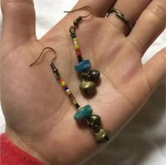 インド鈴とオールドビーズのピアス。ブルーのサムネイル
