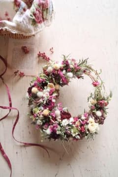 華やかな花々とアンティーク紫陽花の三日月リース ドライフラワーリース 母の日のサムネイル