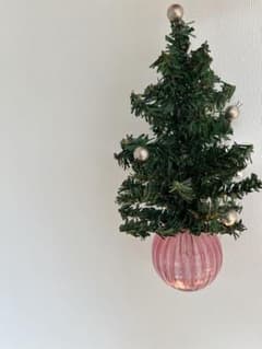 オカベマキコ さん ツリー付きガラス玉 ピンク - メルカリ