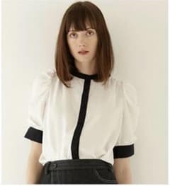 TONAL　バイカラーギャザースリーブ　５分袖シャツ　ブラウスのサムネイル