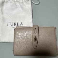 o**様 FURLA ベージュ 二つ折り財布のサムネイル
