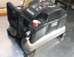 分解点検済み　高圧エアーコンプレッサーMakita　AC461XLのサムネイル