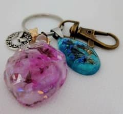 ハンドメイド レジン キーホルダー 花びら 押し花 チャームのサムネイル