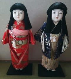 伝統的な日本人形 赤と青の着物 - メルカリ