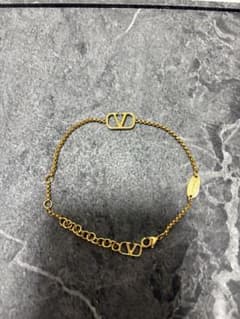 VALENTINO ブレスレット ゴールドカラー Vロゴ　箱付き¥17000のサムネイル