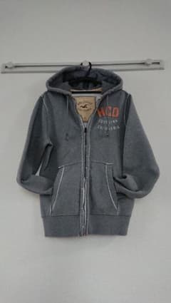 ホリスターのパーカーのサムネイル