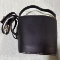 黒のレザー製円筒形バッグのサムネイル