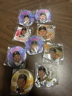 ジャイアンツ外国人野球選手キャラクターキーホルダーと缶バッチ9個セット！のサムネイル