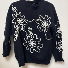 花柄刺繍の黒ニットセーターのサムネイル