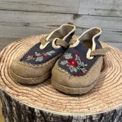 これからの季節にピッタリ ネイビー 花柄刺繍 スリッポンのサムネイル