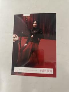 櫻坂46 的野美青 『Unhappy birthday構文』MV衣装　すわりのサムネイル