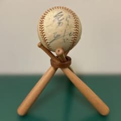 国鉄スワローズ時代の金田正一サインボール 木製スタンド付き - メルカリ