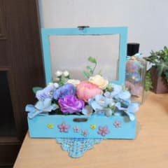 青いボックスの造花アレンジメントのサムネイル