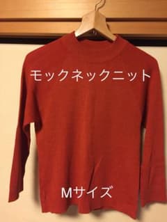 シンプルなモックネックニットのサムネイル