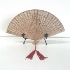 透かし彫り木製扇子 赤い房飾り付き　箱入り　置物　レトロ　白檀の香　和 夏物のサムネイル