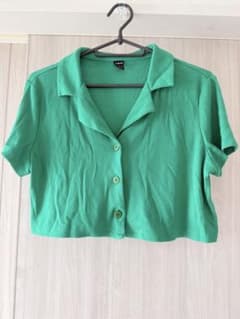 SHEIN 半袖 クロップドシャツ グリーンのサムネイル