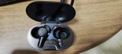 Audio-Technica ATH-CKR70TW 左側と充電ケースのサムネイル