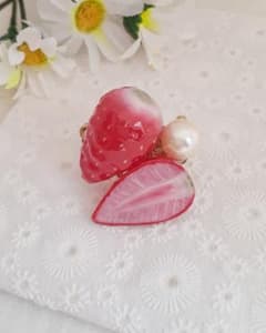 いちごのお洒落帯留め☆レジンのサムネイル