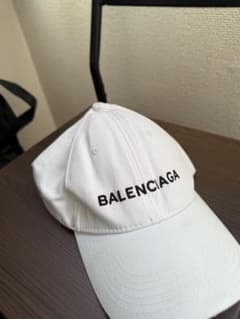 BALENCIAGA ホワイト ベースボールキャップ - メルカリ