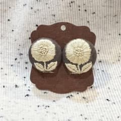 花刺繍 くるみボタン イヤリングのサムネイル