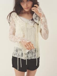 layered lacy tops ペリキュールのサムネイル