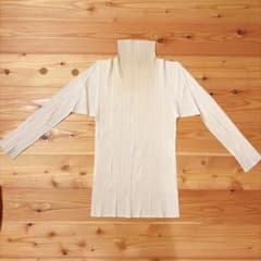 pleats pleaseトップスアイボリー（オフ白）