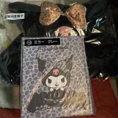 Sanrio Kuromi ミラー グレーと耳付き帽子のサムネイル
