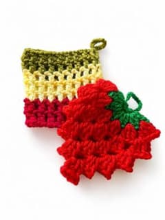 【ハンドメイド】大人可愛いアクリルたわし 2点セット（いちご型＆スクエア風）のサムネイル