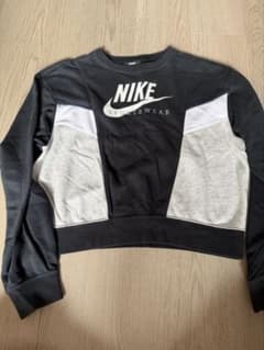 【お値下げ中】NIKE クロップドスウェット S 黒/グレーのサムネイル