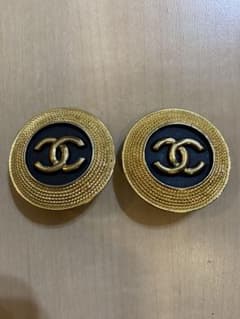 ♡*♡様 CHANEL ロゴ入りイヤリング ゴールドのサムネイル