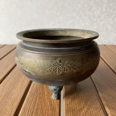 TS67 三具足 香炉 真鍮製 唐草 彫刻 骨董 仏具 エングレーブ 模様
