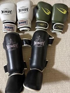 WINDY ボクシンググローブ レガース セット　白色14オンス・緑8オンスのサムネイル