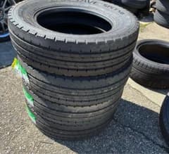 ダンロップ未使用トラックタイヤです。在庫整理で出品致します。のサムネイル
